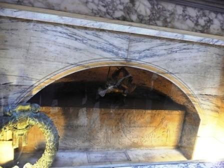 Рим. Гробница с останками Рафаэля в Пантеоне